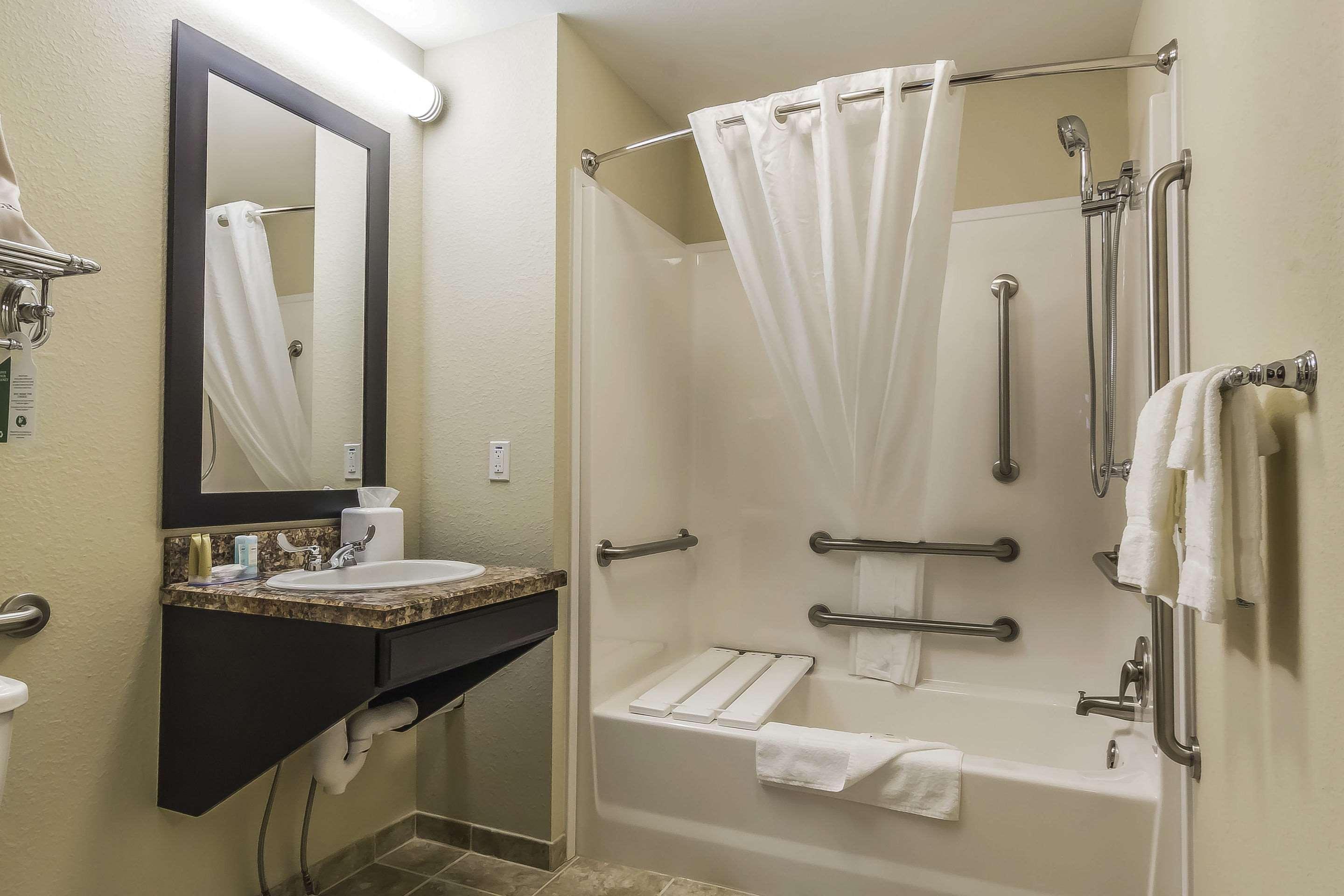 Quality Inn & Suites Moose Jaw Extérieur photo