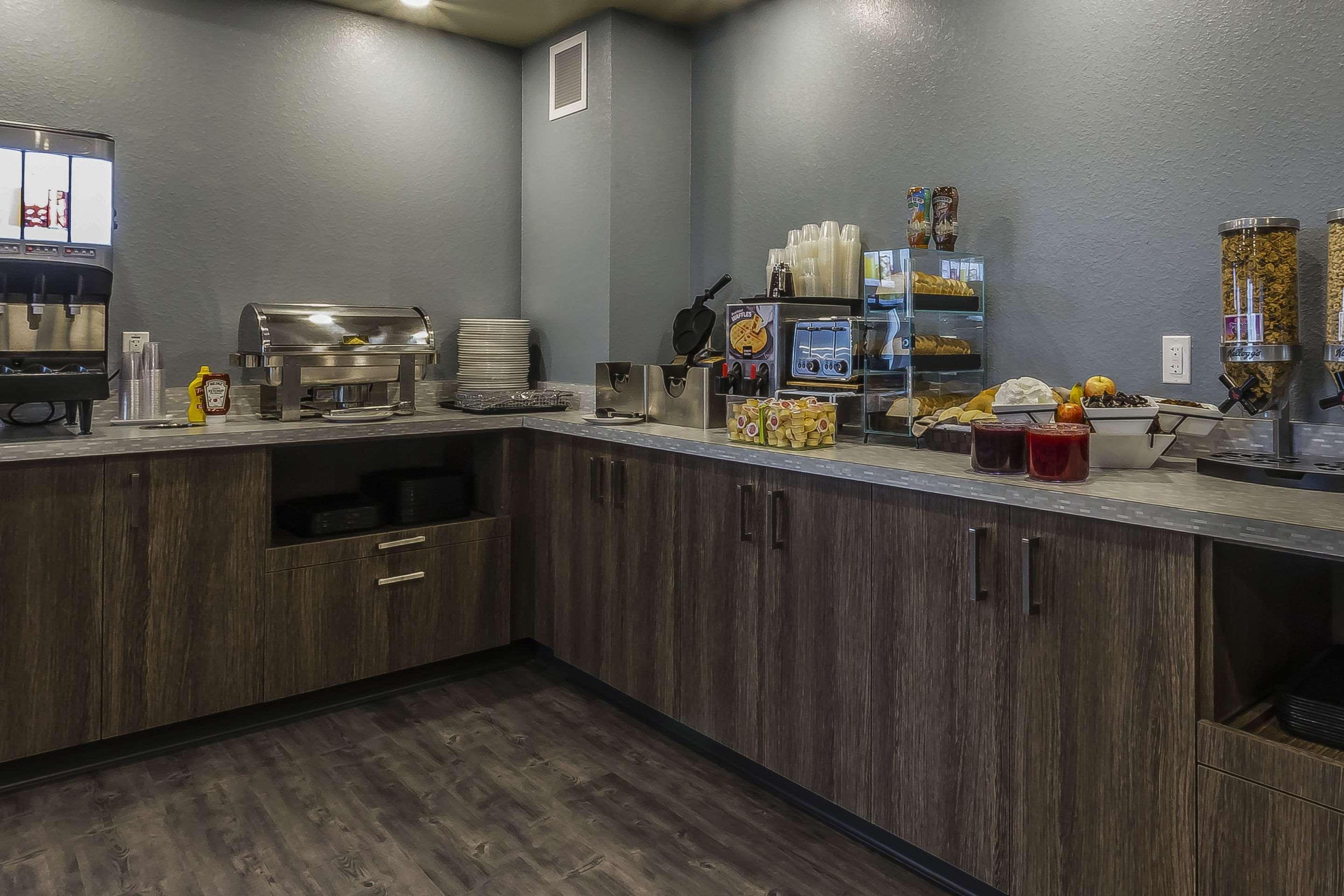 Quality Inn & Suites Moose Jaw Extérieur photo