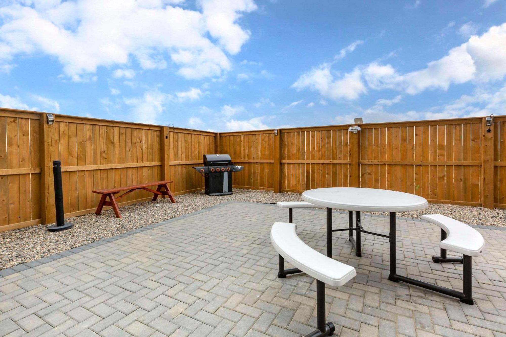 Quality Inn & Suites Moose Jaw Extérieur photo