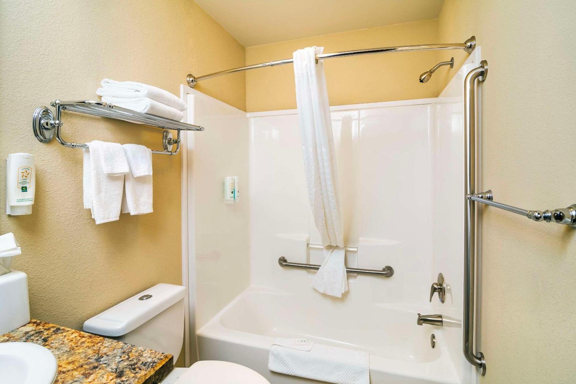 Quality Inn & Suites Moose Jaw Extérieur photo